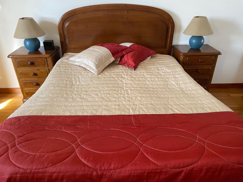 Cama casal com mesinha e outros acessórios
