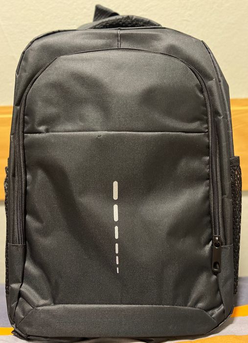 Plecak unisex czarny do pracy, szkoły i podróży.