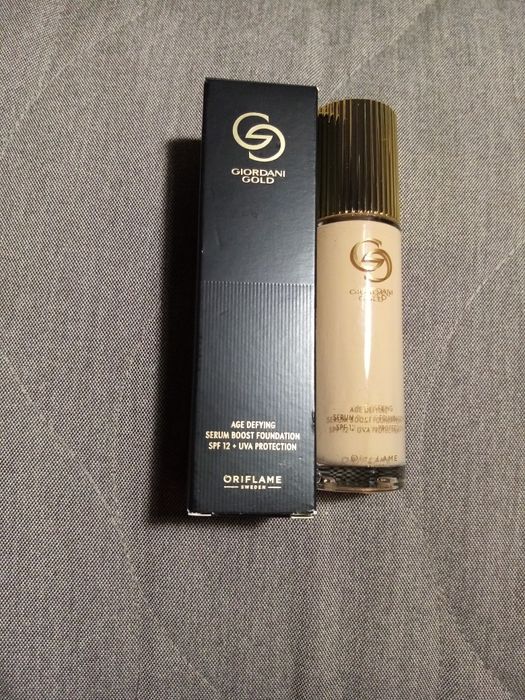 Podkład odmładzający na bazie serum Giordani Gold SPF 12