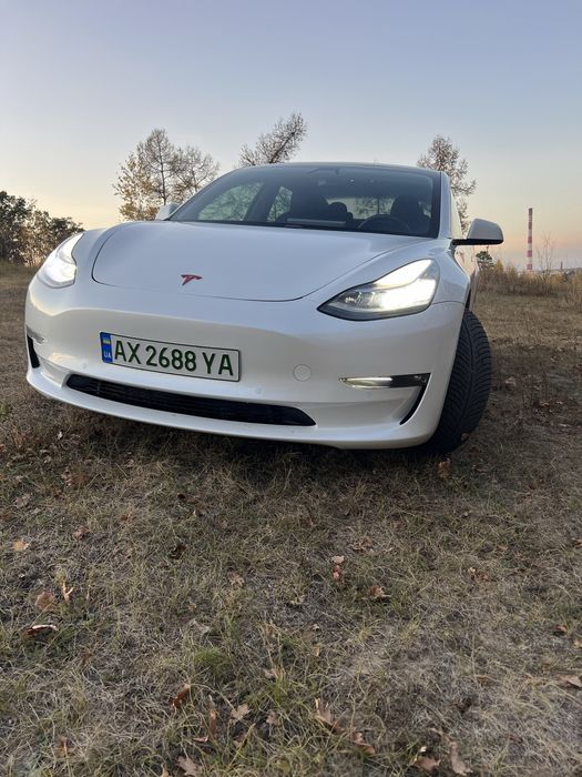 Белая Тесла Tesla Model 3 2020 restyling рестайлінг 60 kWt