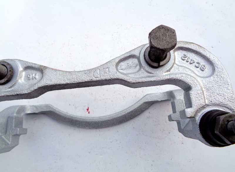 Kia Cerato Jarzmo zacisku przód 04r
