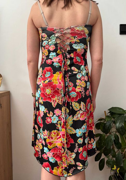 Sukienka letnia odkrytymi ramionami sukieneczka kwiaty Being Free M 38