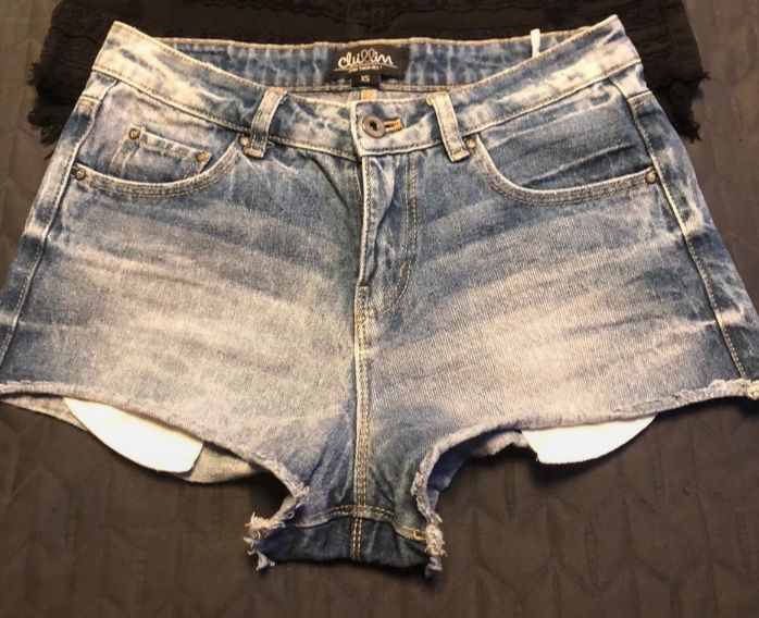 Mocno wycięte szorty