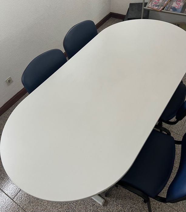 Mesa de reuniões e 5 cadeiras