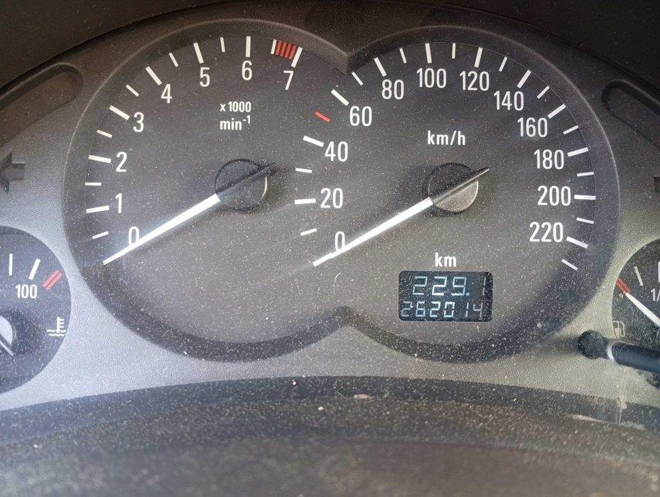 Opel Corsa  2 portas a gasolina em muito bom estado.. Contato 914980046