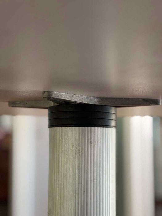 Кухонний стіл з одною ніжкою