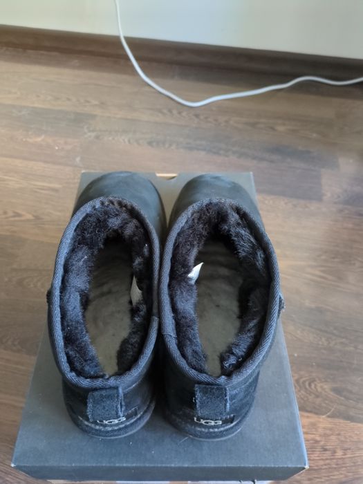 Czarne UGG Classic Ultra Mini 43