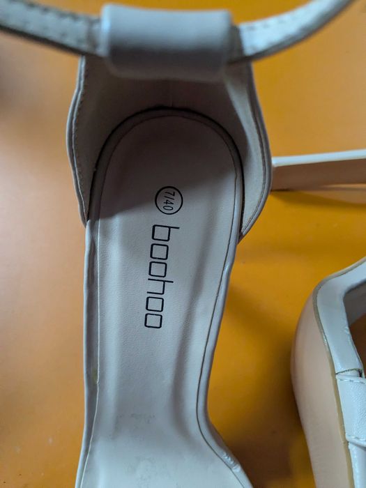 Boohoo eleganckie buty na obcasie kremowe rozm. 40