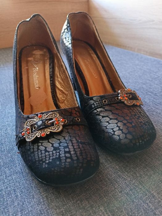 Czarne czółenka z ozdobnymi klamrami rozm. 39