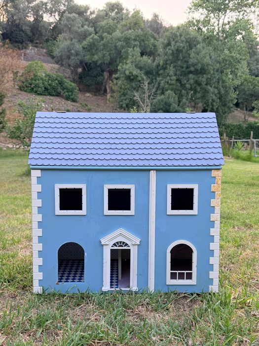 Casa de bonecas antiga para restaurar