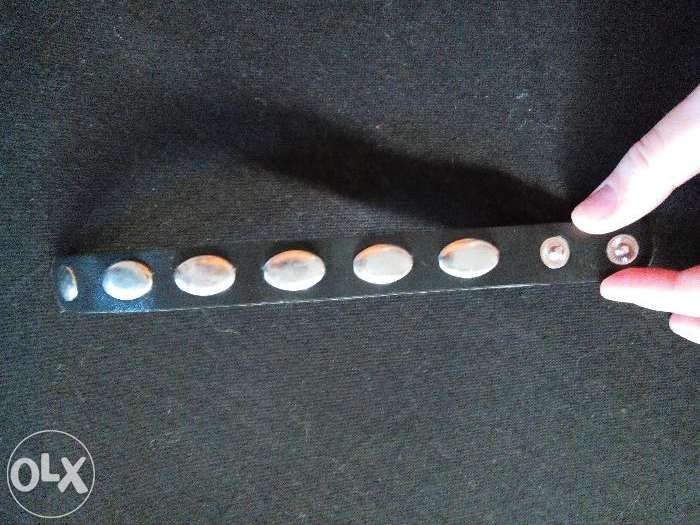 Pulseira preta couro com tachas metal - NOVO