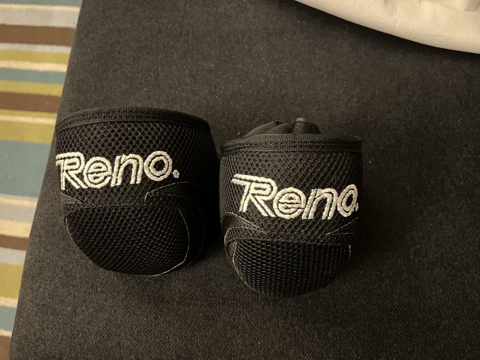 Luvas e joelheiras novas para prática de hoquei em patins