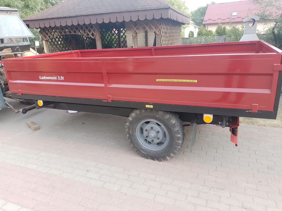 Przyczepa jednoosiowa z kiprem na trzy sttony