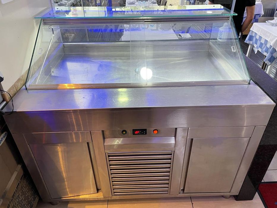 Vitrine expositor de peixe e narisco