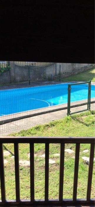 Gradeamento verde em ferro com portão