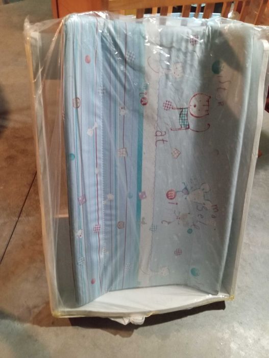 Troca fraldas em madeira