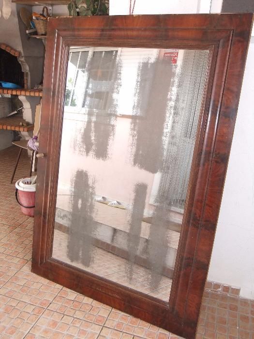 Espelho de móvel muito antigo, envelhecido e com "patine".