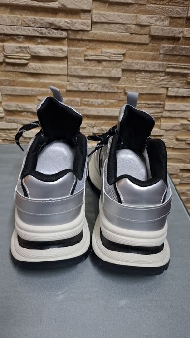 Продам нові кросівки