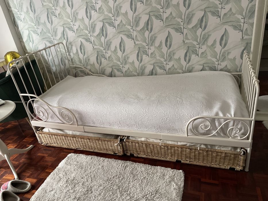 Cama de ferro com cestos
