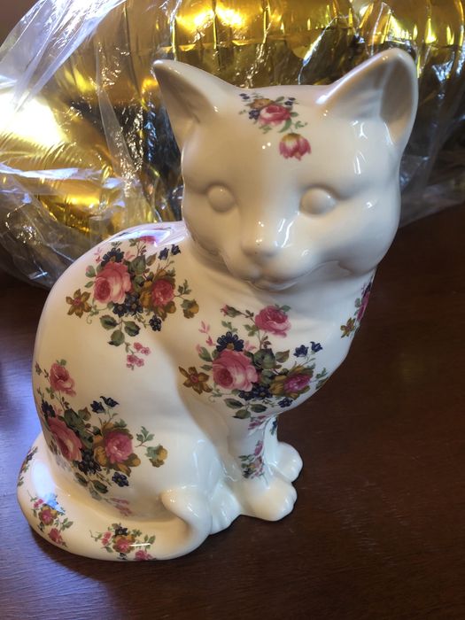 Kot- figurka porcelanowa.