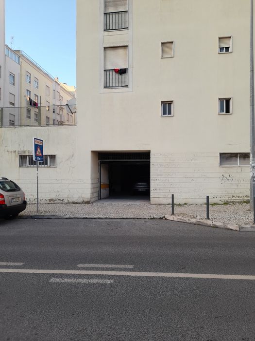 BOX Fechada 33m² Rio de Mouro, junto à PSP