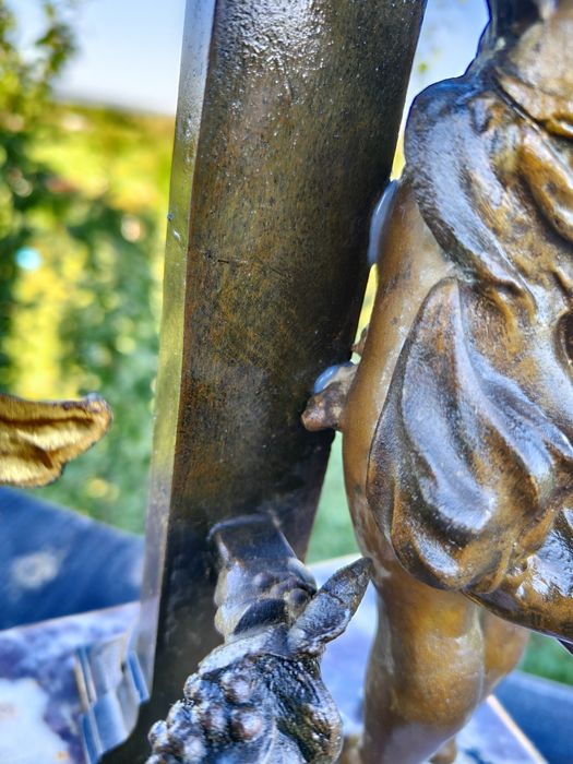 Zegar kominkowy figuralny z XIX wieku.