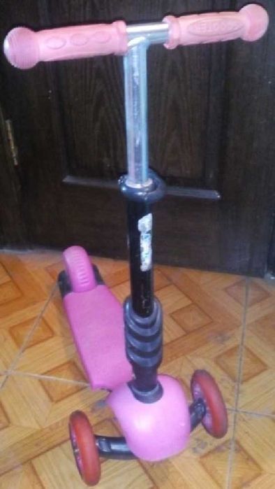 самокат розовый в полном порядке для маленьких
