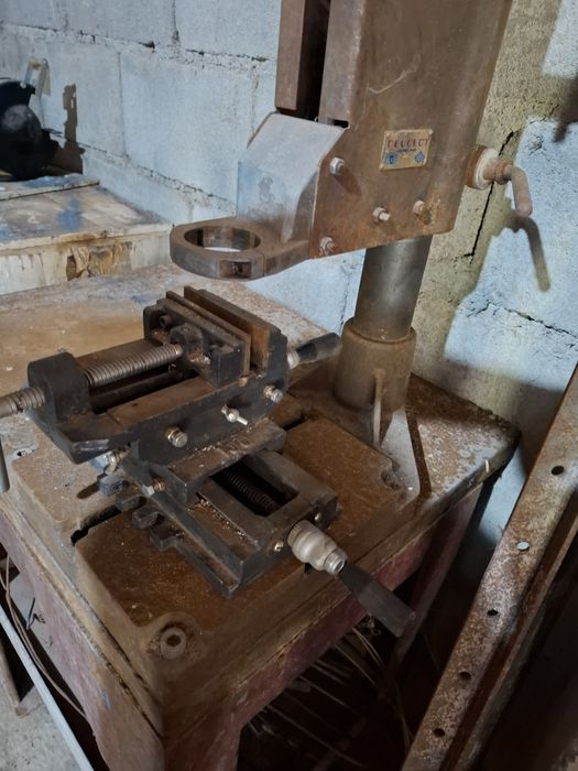 Suporte com coluna para berbequim