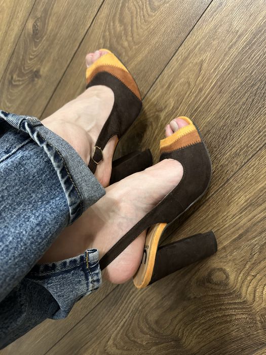 Босоніжки на підборах