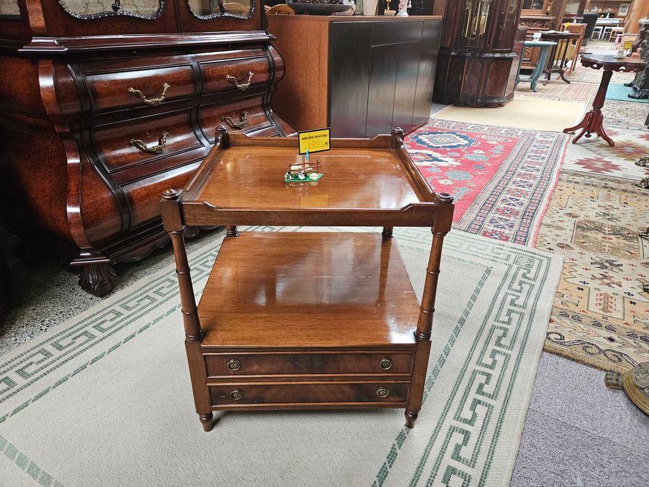 Móvel de apoio, quadrado, em madeira - Muito bom estado