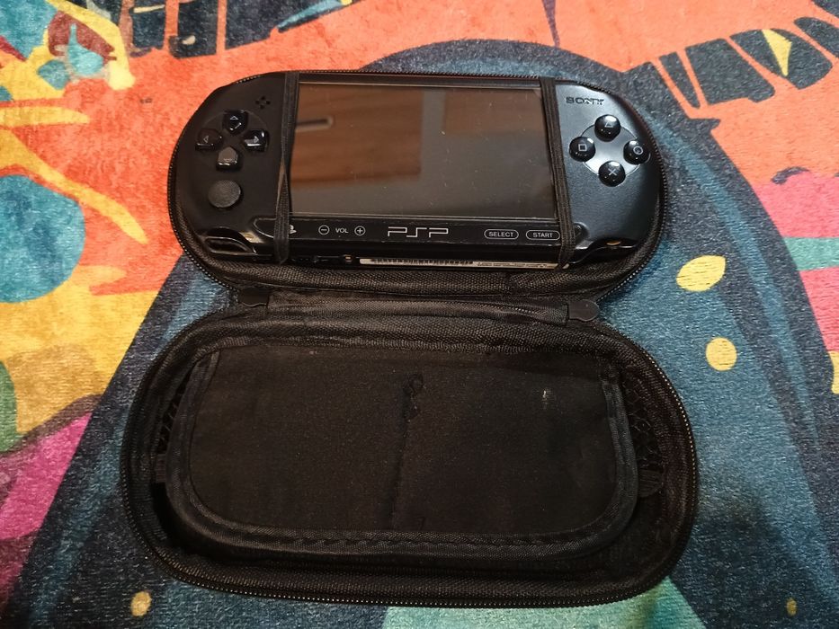 PSP bardzo dobry stan+karta pamięci 4 GB +gra + torba