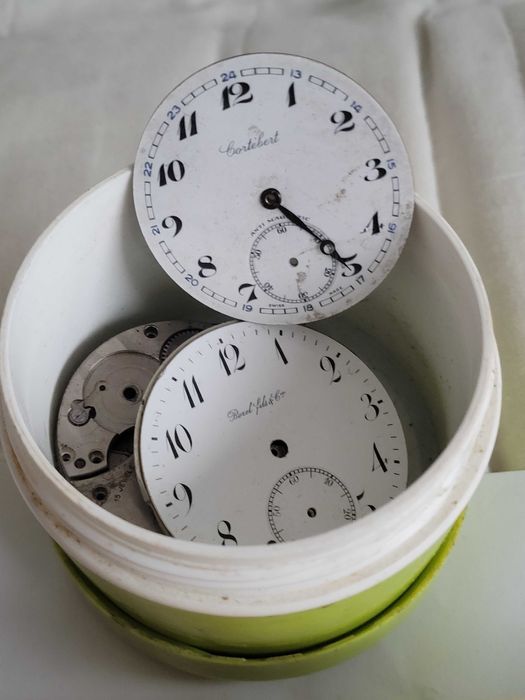 Skrzynka nr 7: Zbiór części do zegarków kieszonkowych i mechanicznych