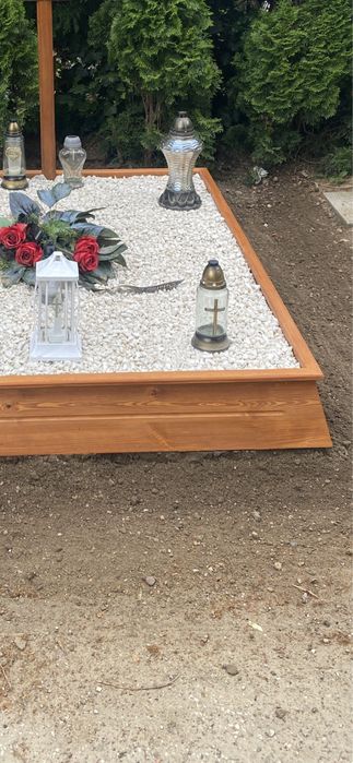 Obramowania nagrobne, krzyże, tabliczki, obudowy grobu