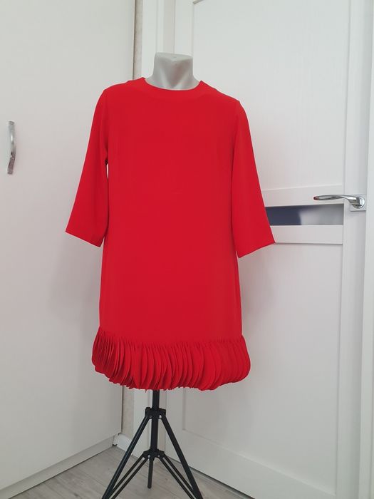 Червона сукня з плісованим низом. Розмір 42 (M-L).350грн.
