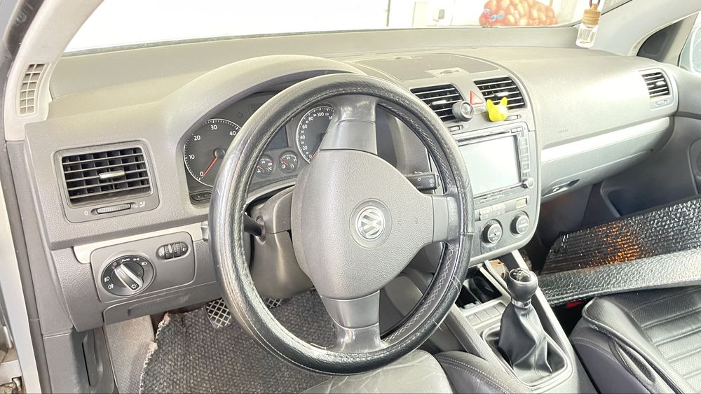 Golf 5 tdi de 2004 com 300.000 km ac v eletricos em bom estado