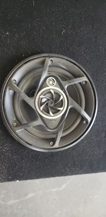 Mitsubishi pagero Sport полка з акустикою