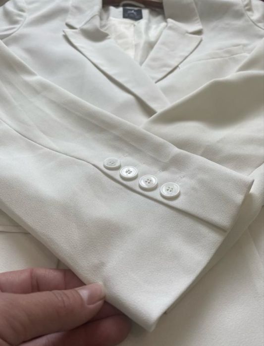 Піджак класичний на ґудзиках двобортний білий