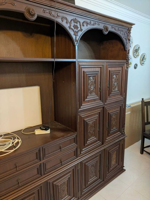 Móvel de madeira com bar