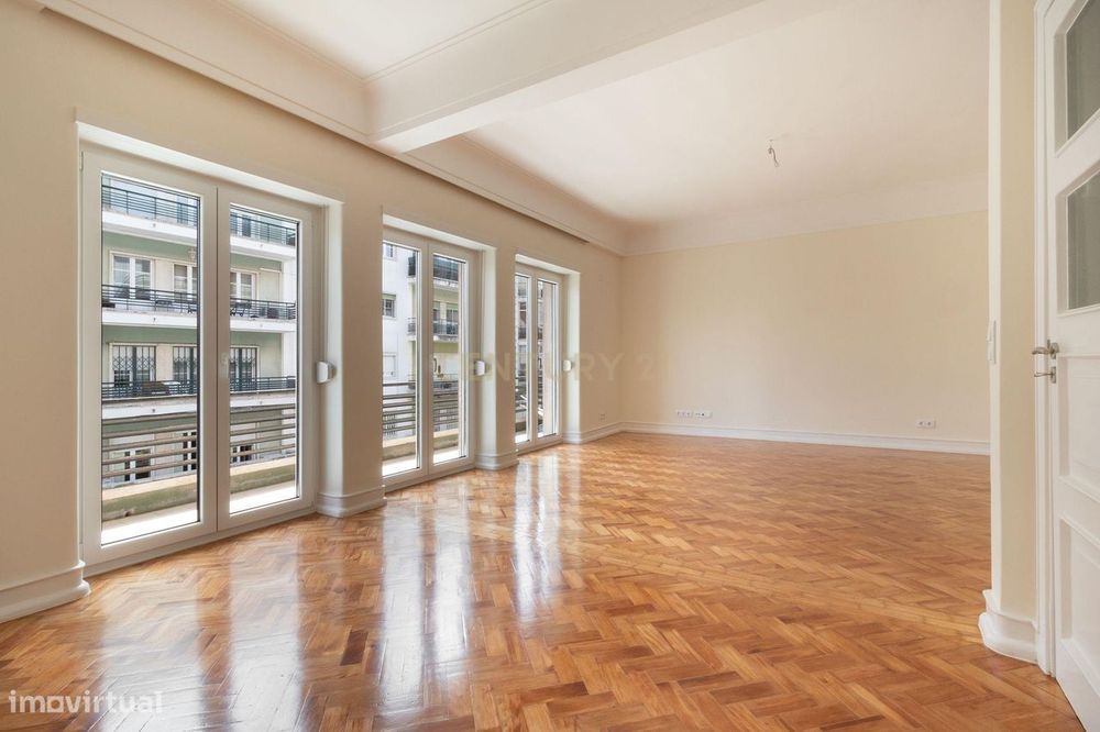 Apartamento T3 renovado no Bairro de São Miguel, Alvalade. Para Arrend