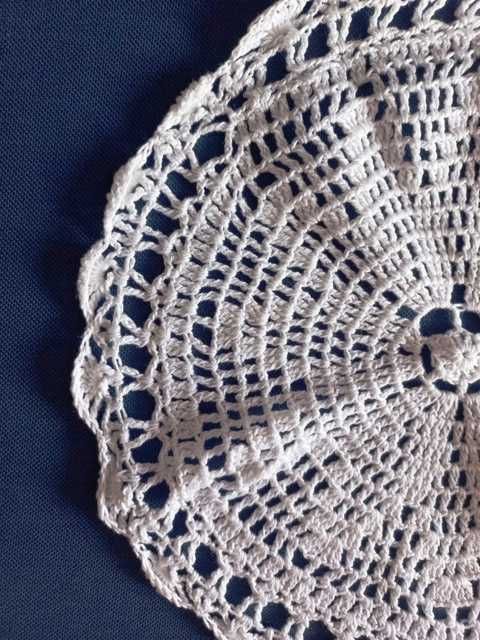 serwetka, serweta biała zrobiona na szydełku średnica 27 cm