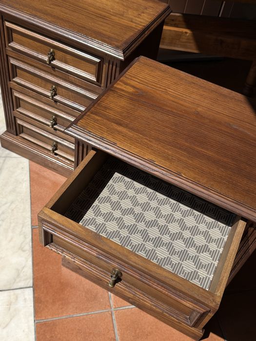 Mobília de Quarto de Madeira Maciça de Castanho — Peças Vintage