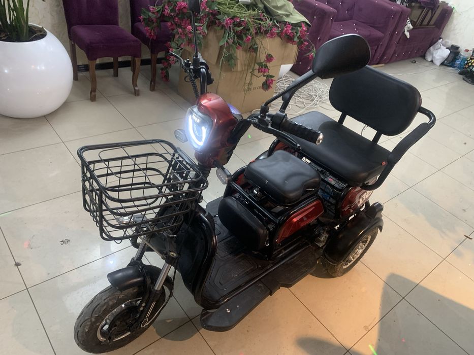 Трьохколісний електроскутер