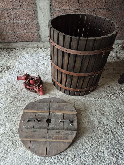 Vendo prensa para uvas