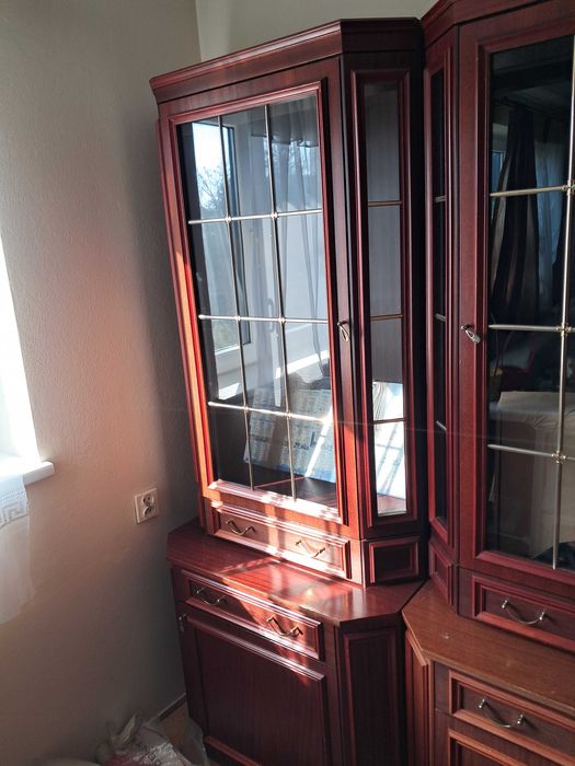 Zadbany, szklony kredens