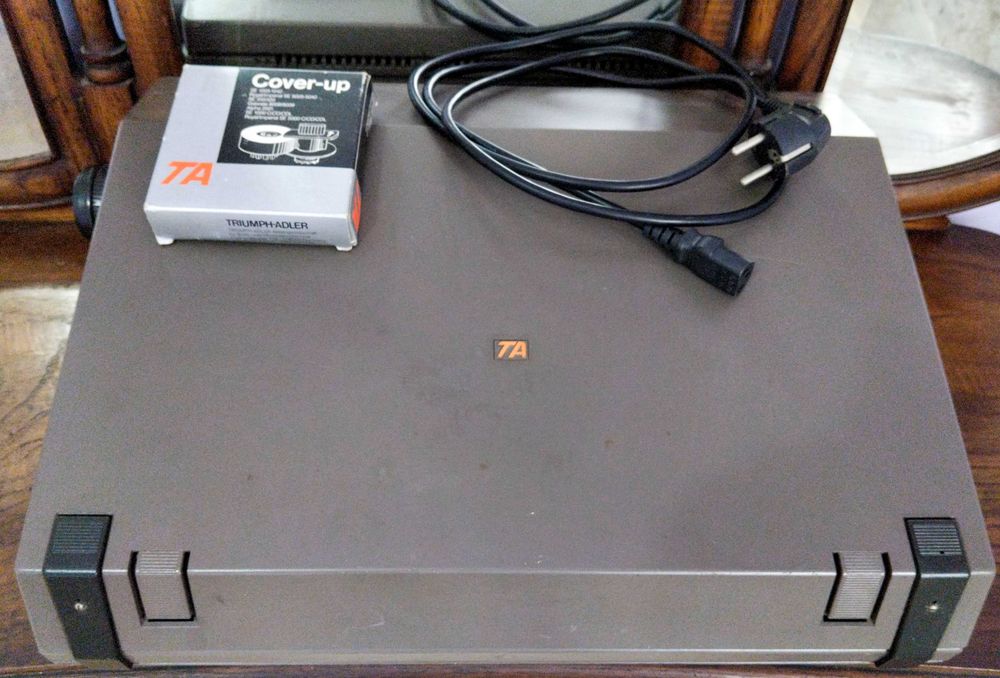 Máquina de escrever elétrica Triumph Adler (TA) Gabriele 9009