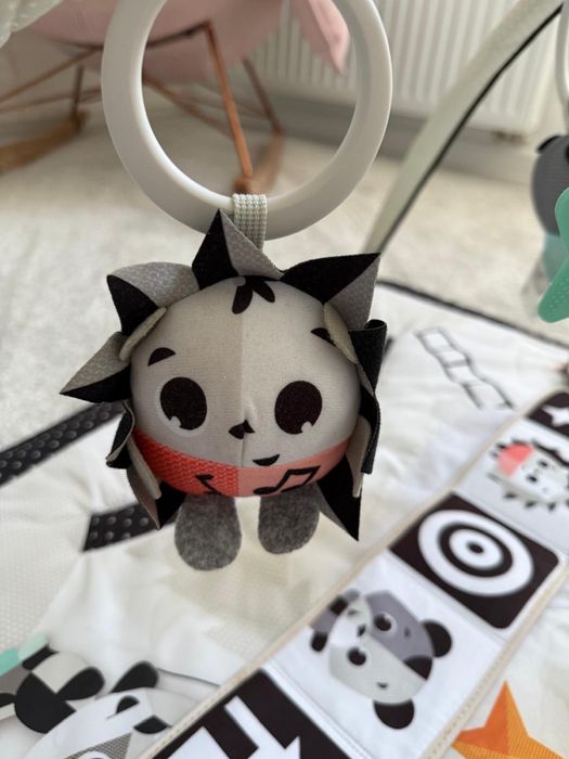 Mata edukacyjna Tiny Love  z pałąkami Magiczna Kraina czarno-biała