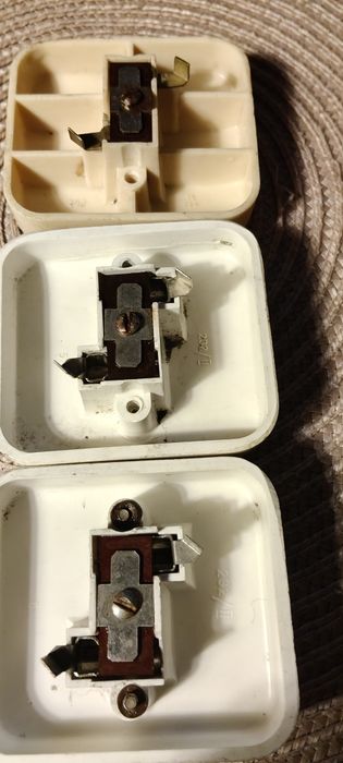 Stare gniazda elektryczne