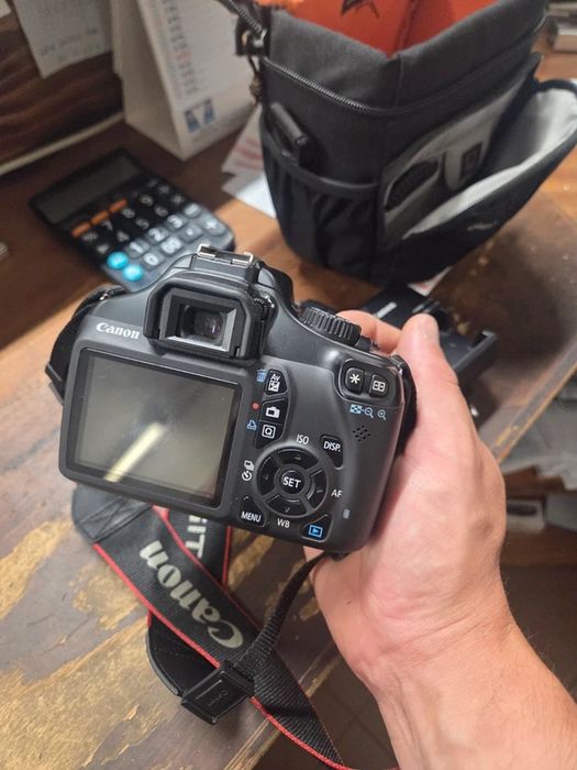 Canon EOS 1100D Objetiva 18-55mm II Bolsa Lowepro