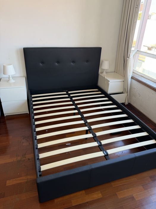 Mesa, frigorifico, cama