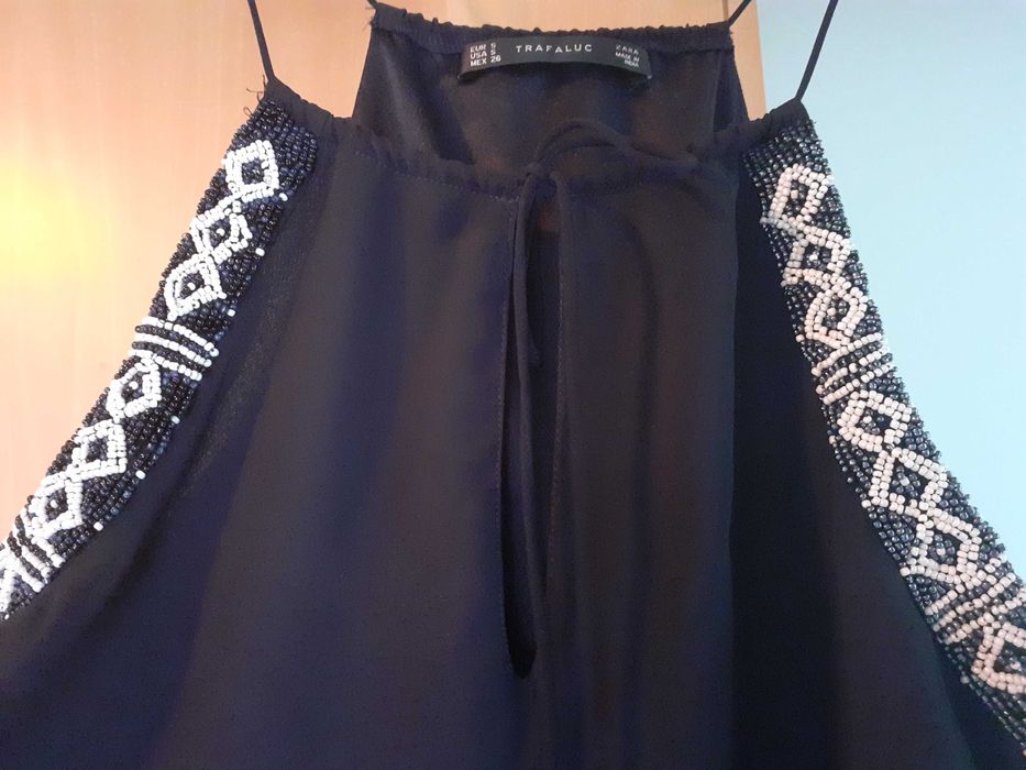 Vestido comprido com aplicação de missangas.